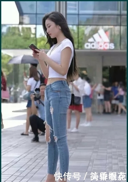 减龄的牛仔裤，简单不失潮流严密耐穿，提升时尚美感