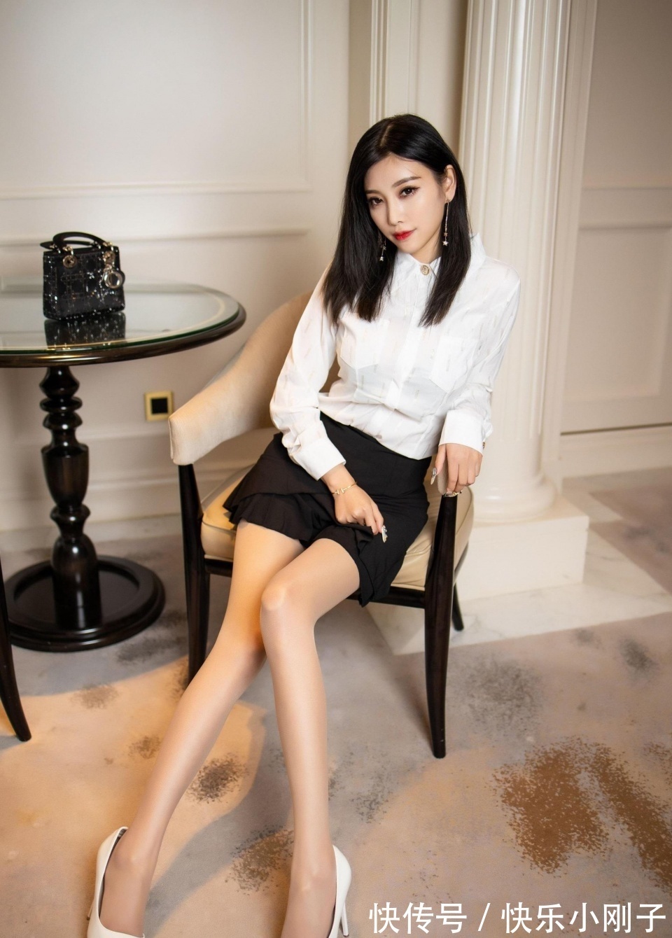 眉头|整条街最亮眼的美女,冷酷的脸却眉头紧皱,好想带她去打高尔夫