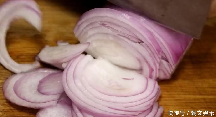 经典家常菜“干煸鸡胸”,做法简单,香辣美味,开胃又下饭