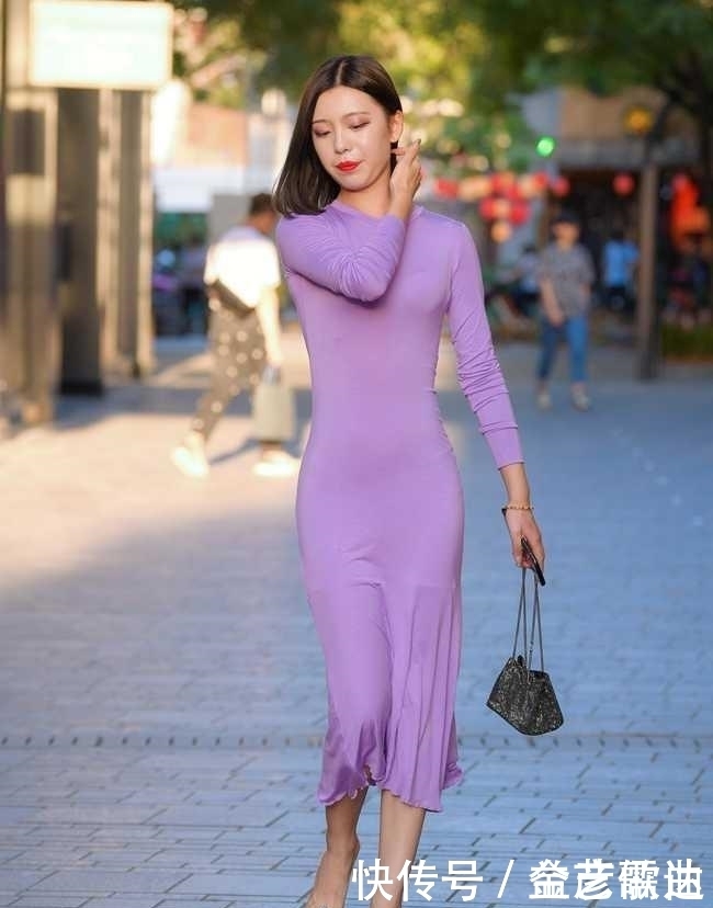 美女一件连衣裙,硬是穿出了紧身衣的效果!