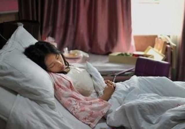 昏倒|美女大学生跑操时“昏倒”,同学们赶快送诊,母亲很难没脸见人了