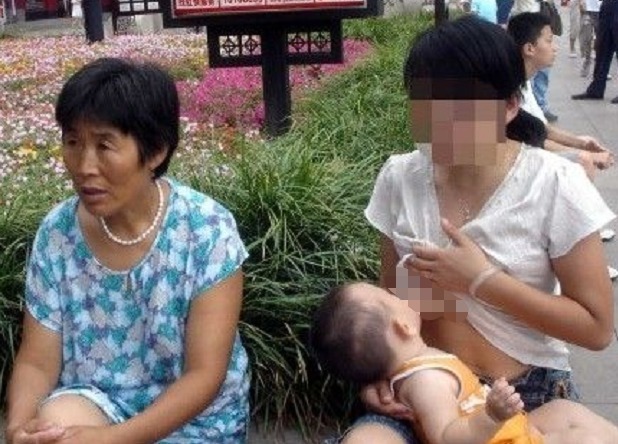 宝妈|“俺在喂奶,公公在一旁逗娃”,25岁宝妈哭泣自述无法阻止