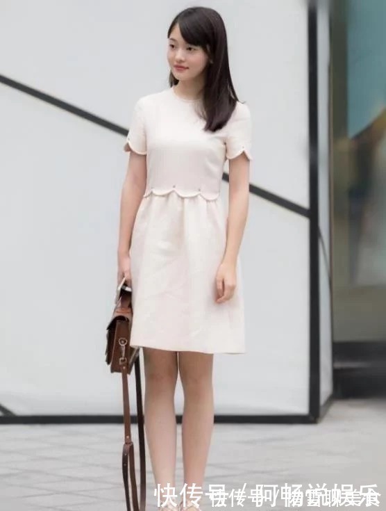 辣妈|街拍成熟气质的姐姐,花色上衣搭配牛仔裤,魅力无穷