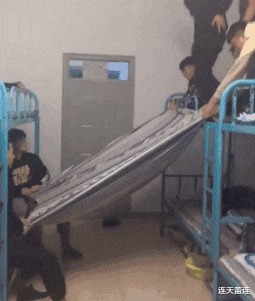 |搞笑GIF：小姐姐过个生日还被嘲讽单身，下次我陪你过吧！