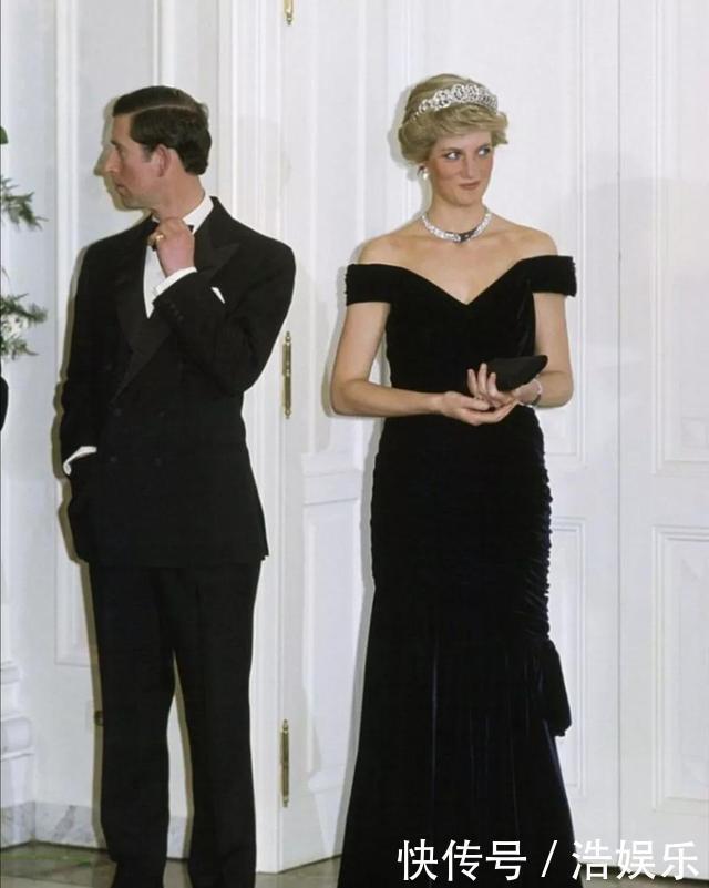 戴妃最具现代的一套首饰，都选择露肩礼服与之搭配，雍容华贵