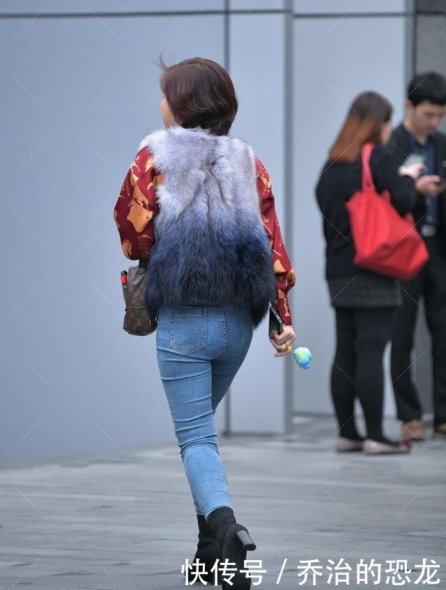 阿成|花衬衫搭配高腰金属扣牛仔裤,帅气休闲,时髦感十足