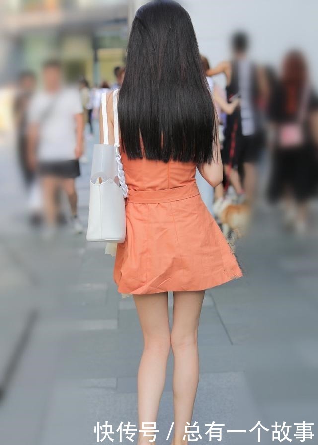 脚面处|美若天仙的小姐姐，精致妆容配橙色连衣裙，气质清雅脱俗