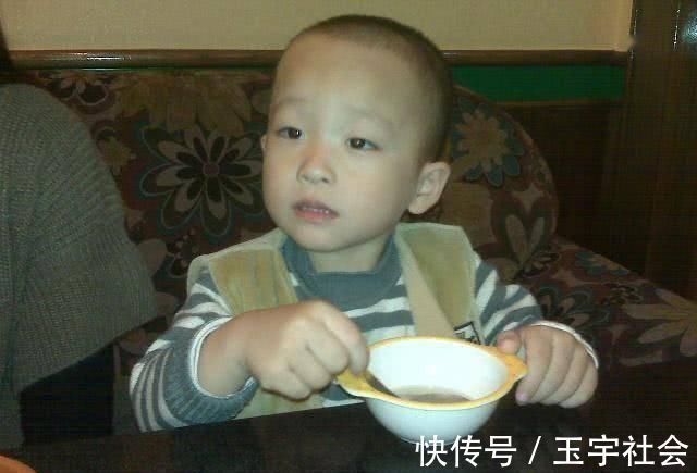 积食|家长整天喂孩子吃3种饭,让娃一年没长个,医生伤脾胃影响发育