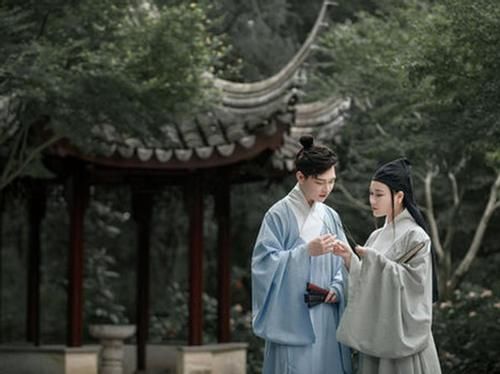 新人穿汉服拍证件照，民政局说像戏服拒绝登记，符合法律规定吗