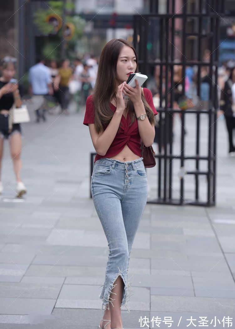 大长腿|美女街拍:青春朝气的连衣裙装扮更显别样的韵味,显得美腿修长,简约干练