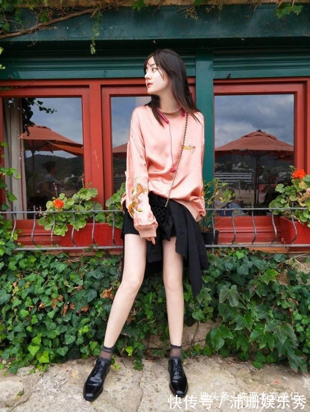 饱和度 女人不管年纪多大,买短袖要记住这三不要,俗气廉价,谁穿谁丑!