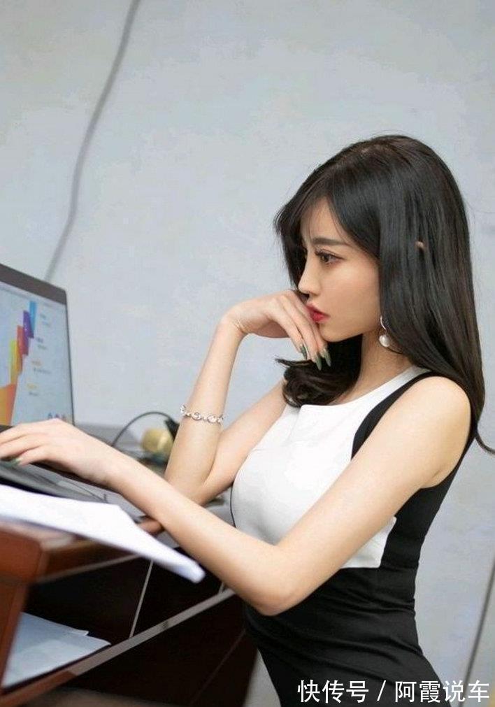 舒适|黑白拼接的连衣裙，无袖的设计很是清凉，大气的圆领轻松而舒适