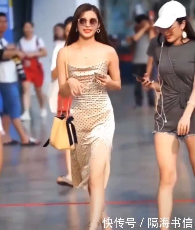 肩带|最近不流行穿粗肩带裙,穿“发丝裙”更性感,连回头率都变高了!
