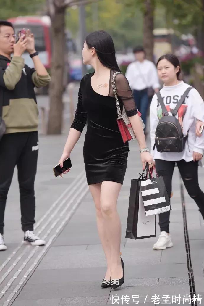 黑裙 街拍:穿黑裙的成熟美女,身材还好,就是心情有点不好
