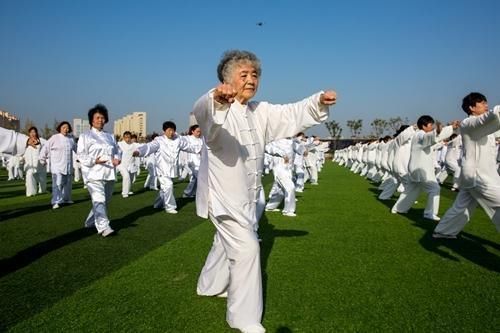 营养素|每天吃肉的人与从不吃肉的人相比，谁的身体更健康些？