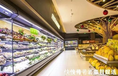 店员|孩子在超市里打碎一盒鸡蛋，店员要求10倍赔偿，母亲的做法被称赞