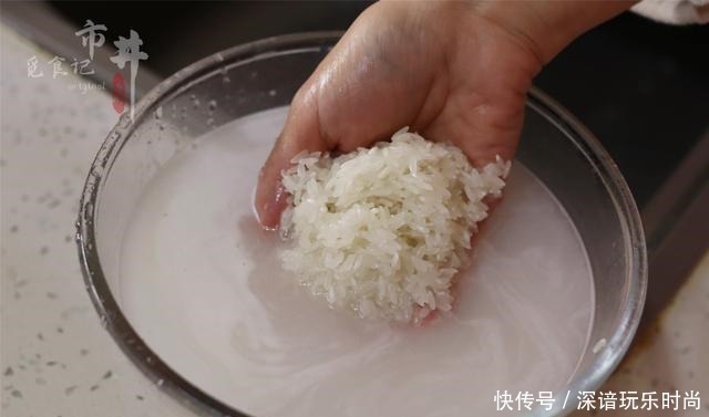 蒸米饭别只会加清水,记住多加2样,米饭香软,陈米也能变好吃