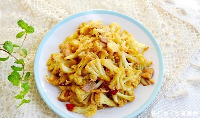 翻炒至|花菜这样做最好吃,香辣又开胃,菜比肉还好吃,隔壁邻居都馋哭了