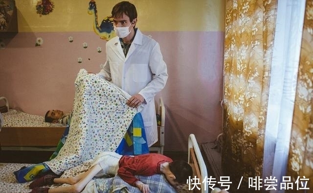 营养不良|孤儿院的厨娘长得又白又胖, 孤儿们严重营养不良骨瘦如柴