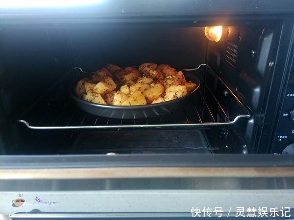 自制麻辣红|土豆从小吃到大,如此做法太好吃,拌2种香料,比肉还香