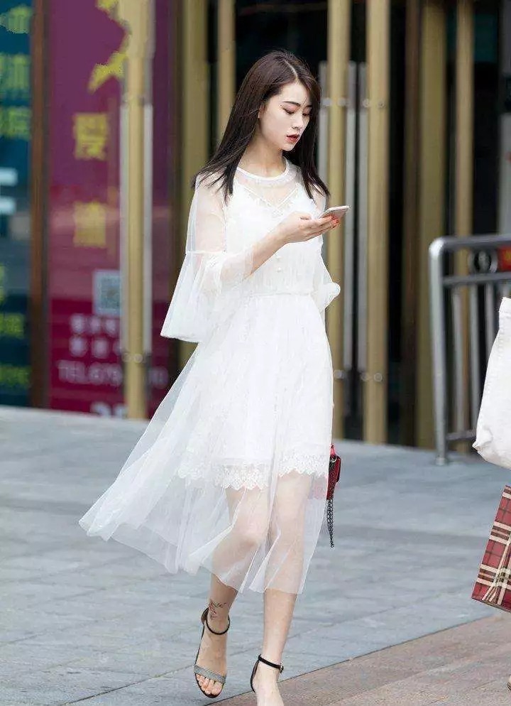 小姐姐|女生搭配高跟鞋,出街的带着时尚的魅力