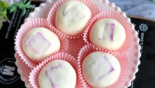 今天又做了甜品,免烤箱免打发,冰冰凉凉的,比奶油蛋糕还好吃