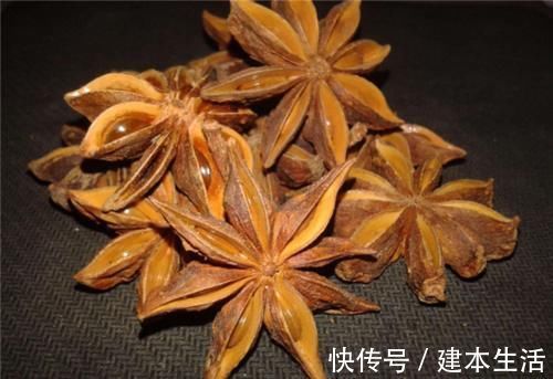 买八角时，这样的八角看到起身就走，厨师提醒，这些八角都是劣质八角