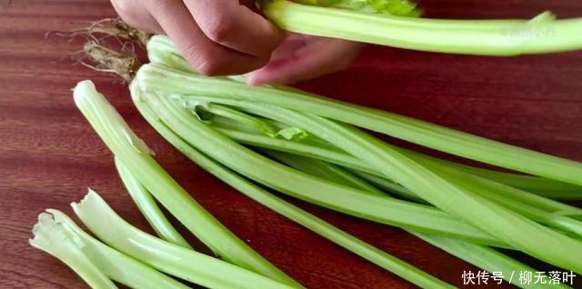 芹菜|炒芹菜有人焯水,有人直接炒,都不对,多加一步,脆爽好吃不塞牙