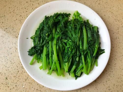 爸爸|爸爸拿手的茼蒿做法,5分钟做1盘,脆嫩清甜,家人抢着吃