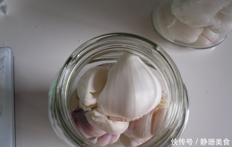 “腌糖醋蒜”只放糖和醋?错了,如果少了它,蒜又苦又涩,还易坏