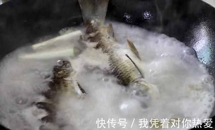厨艺|鲫鱼汤怎么做好喝,此做法简单快手零厨艺,汤汁奶白无腥味