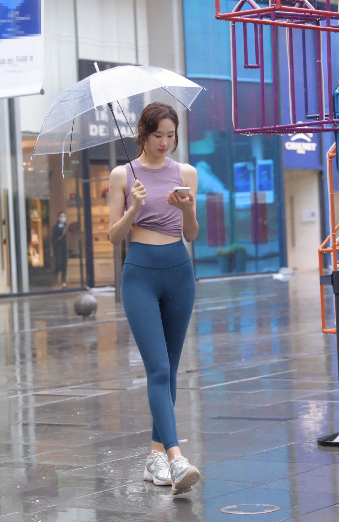 时尚 蓝色瑜伽裤配吊带,修饰身材曲线