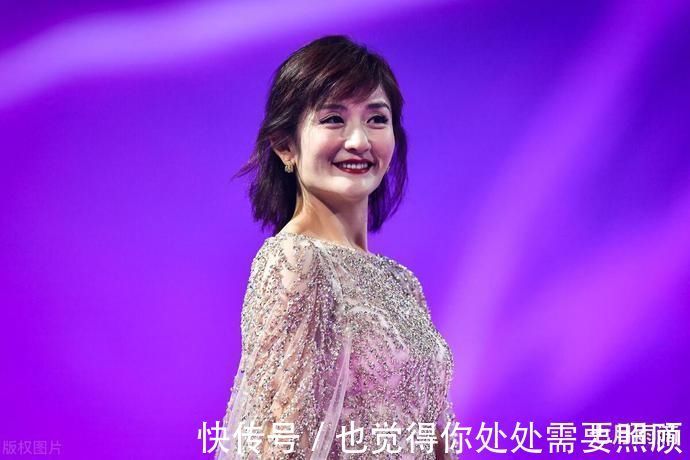谢娜|谢娜进央视主持一期就被换掉,官方只给12字评价,网友直呼“看不懂”