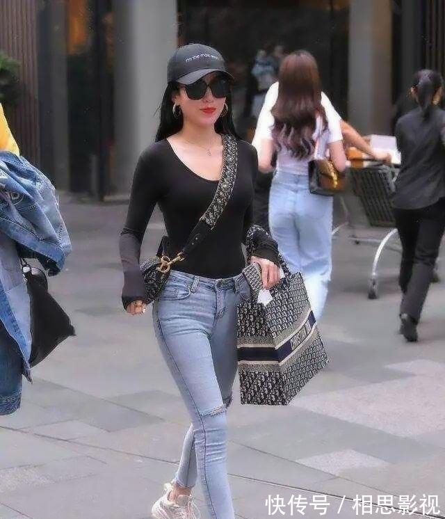 搭配 牛仔裤不管搭配什么上衣都不容易出错，简单又时尚