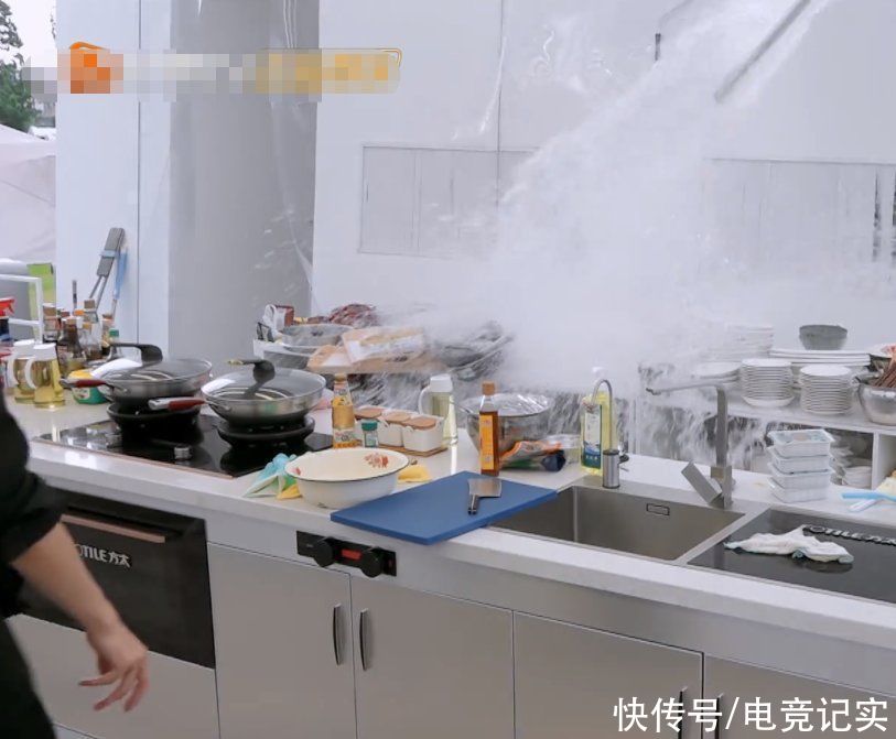 廚房|《中餐廳》廚房房頂坍塌后，龔俊因地滑摔倒，安全隱患令人擔憂