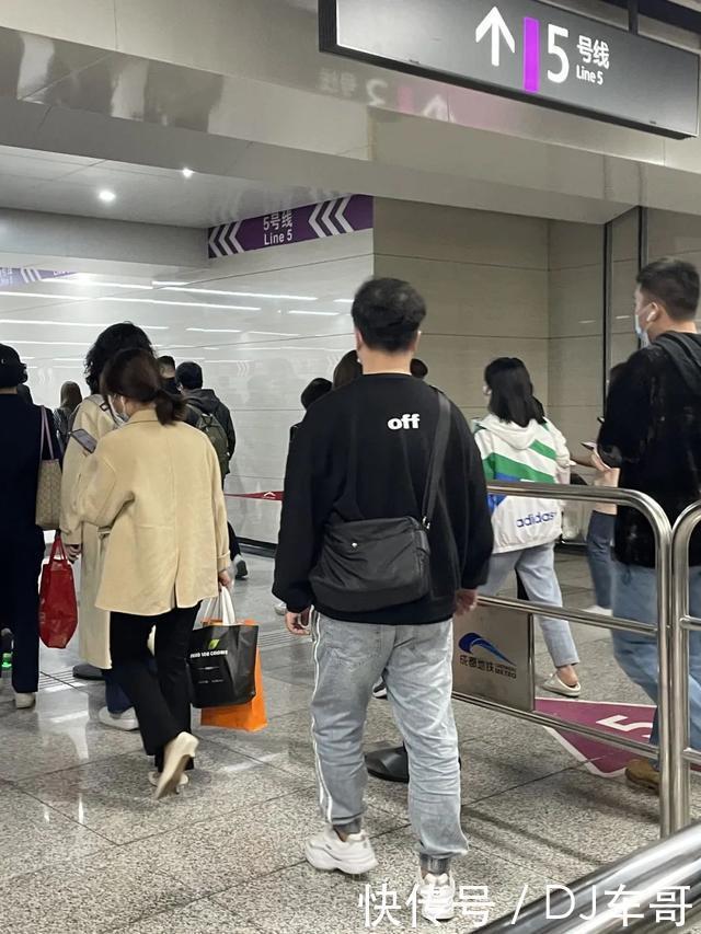 文化|当代年轻人的后背，不是火罐，就是文化