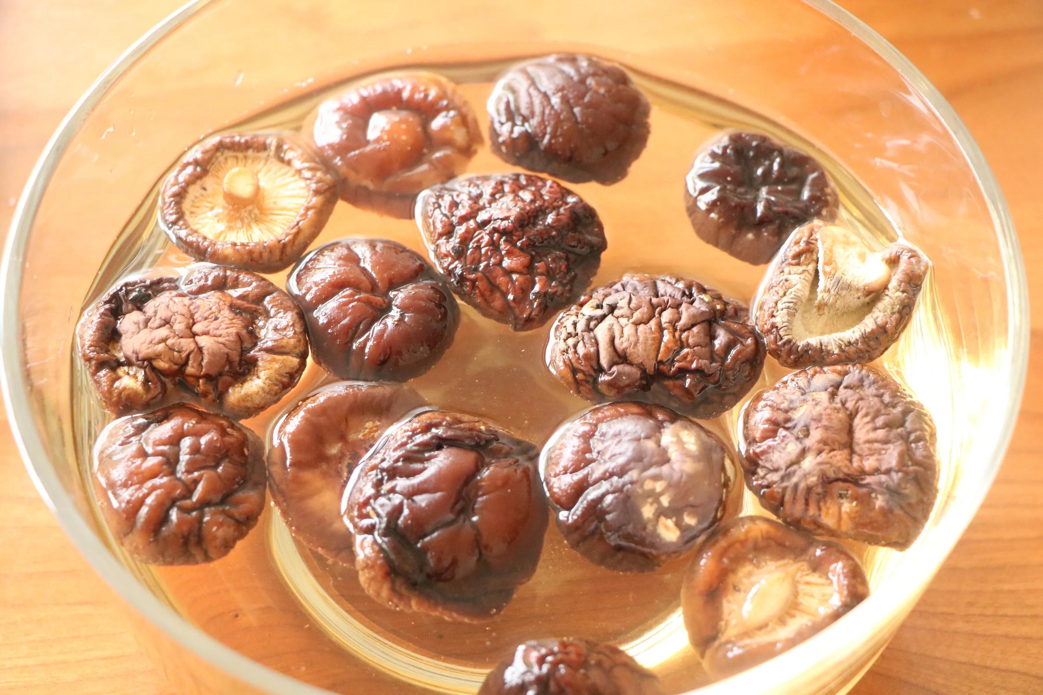 天太热不想炒菜，试试这样的一锅炖，不需要米饭，一人一碗超过瘾