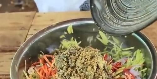 掰开|大娘甩卖“万人迷”小吃,10元一只,以为被坑了,掰开后连吃十只