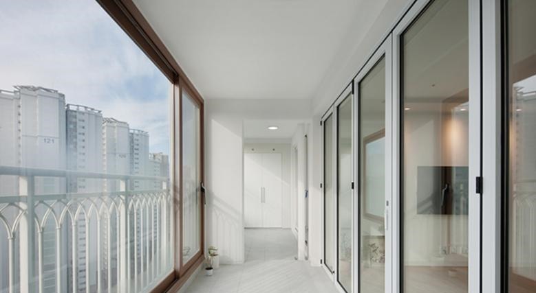 现浇|韩国人聪明,不考虑阳台封不封,直接在护栏边装推拉门,安全实用