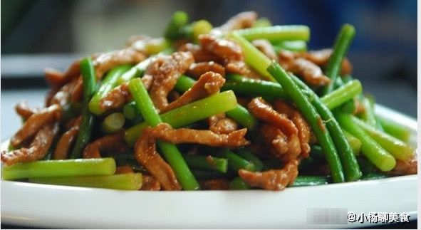 不管炒什么肉，直接下锅炒就不对，多做1步，肉滑嫩入味还不粘锅