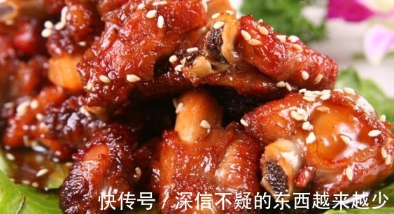 做糖醋排骨,先放醋还是先放糖多数人不注意,难怪口感差还发黑