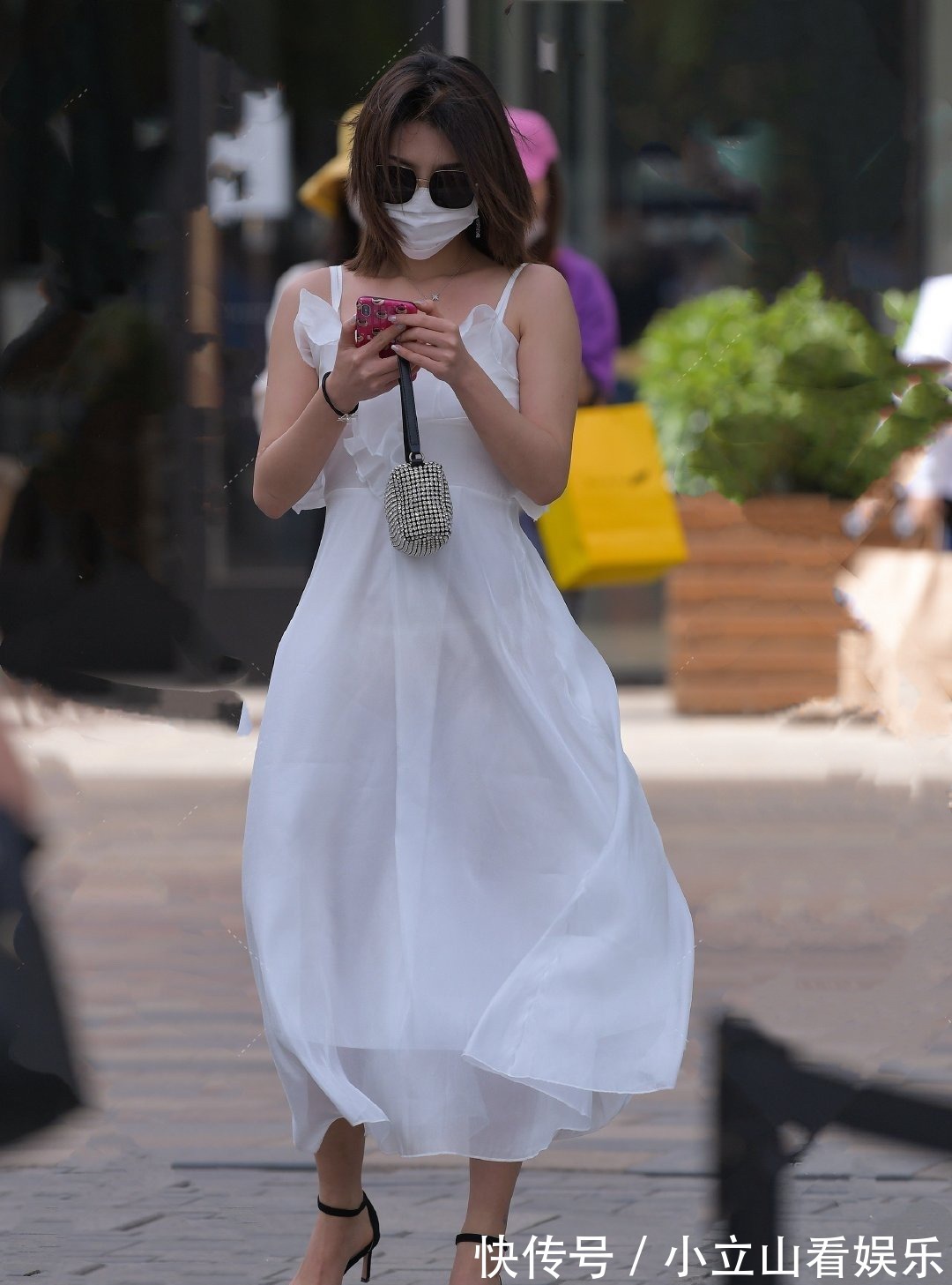 时尚|白色包臀连衣裙搭配高跟鞋，清凉舒适，时尚不失优雅干练