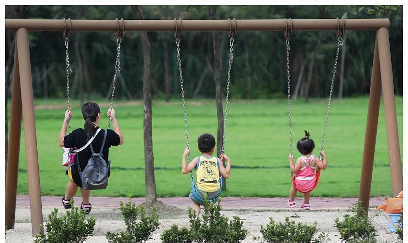 荣耀|硕士夫妻的悲哀:真想不到,我们一辈子的荣耀,会被孩子毁掉