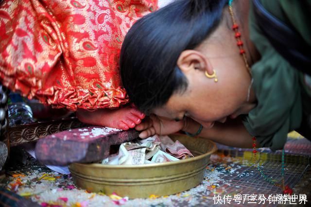 加德满都|尼泊尔“活女神”从小受万人朝拜，权力高高在上，退位后生活潦倒