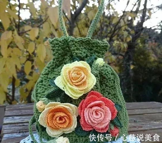 包包$55款超美的钩花包包,只要会钩不同的花,拼缝在一起,就能做出