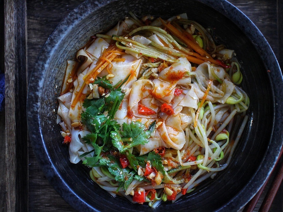 教你自制懒人版凉皮，无需水洗，口感劲道又好吃，比卖的香多了