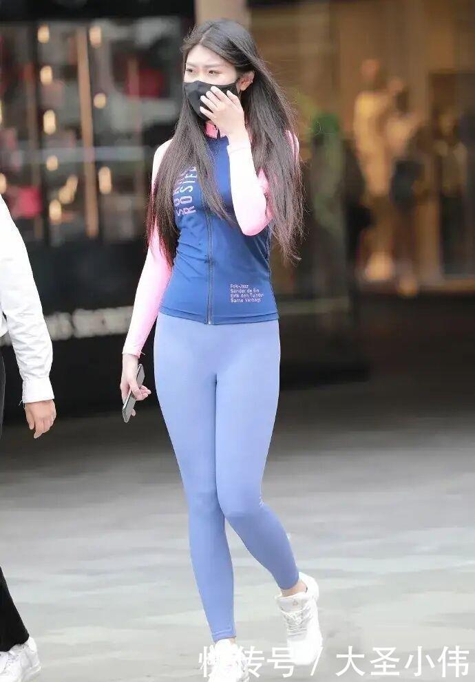 美女街拍腿粗又何妨还是能穿打底裤，而且时髦又显瘦，中年女士都爱了