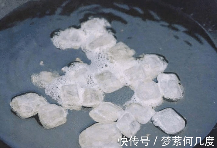 红亮|炒糖色时，马上下锅炒就大错特错了，多加这1步，糖色红亮不糊锅