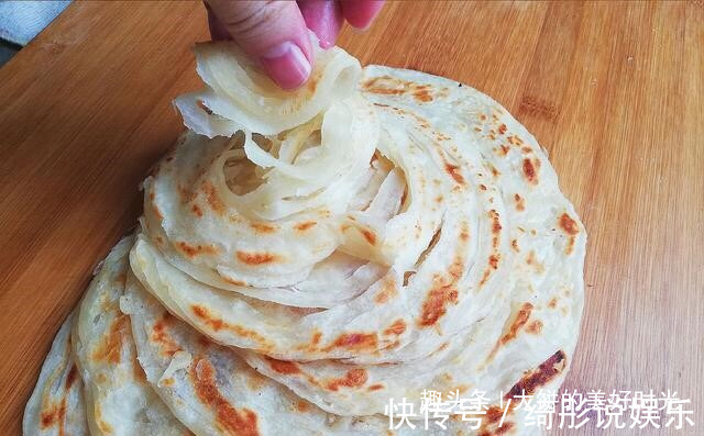 筋道|一碗面粉，开水一烫，简单搅一搅，柔软筋道，放凉不会硬，太好吃