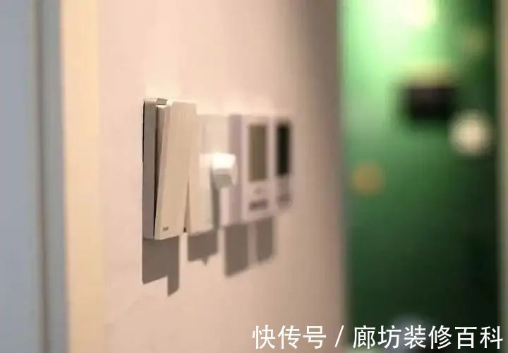 开槽|装修电线为什么必须穿管埋墙？遇到无法开槽的天花板又该怎么办？